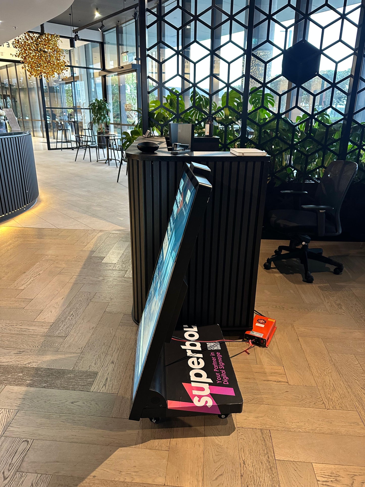 43" Portable Kiosk with Battery